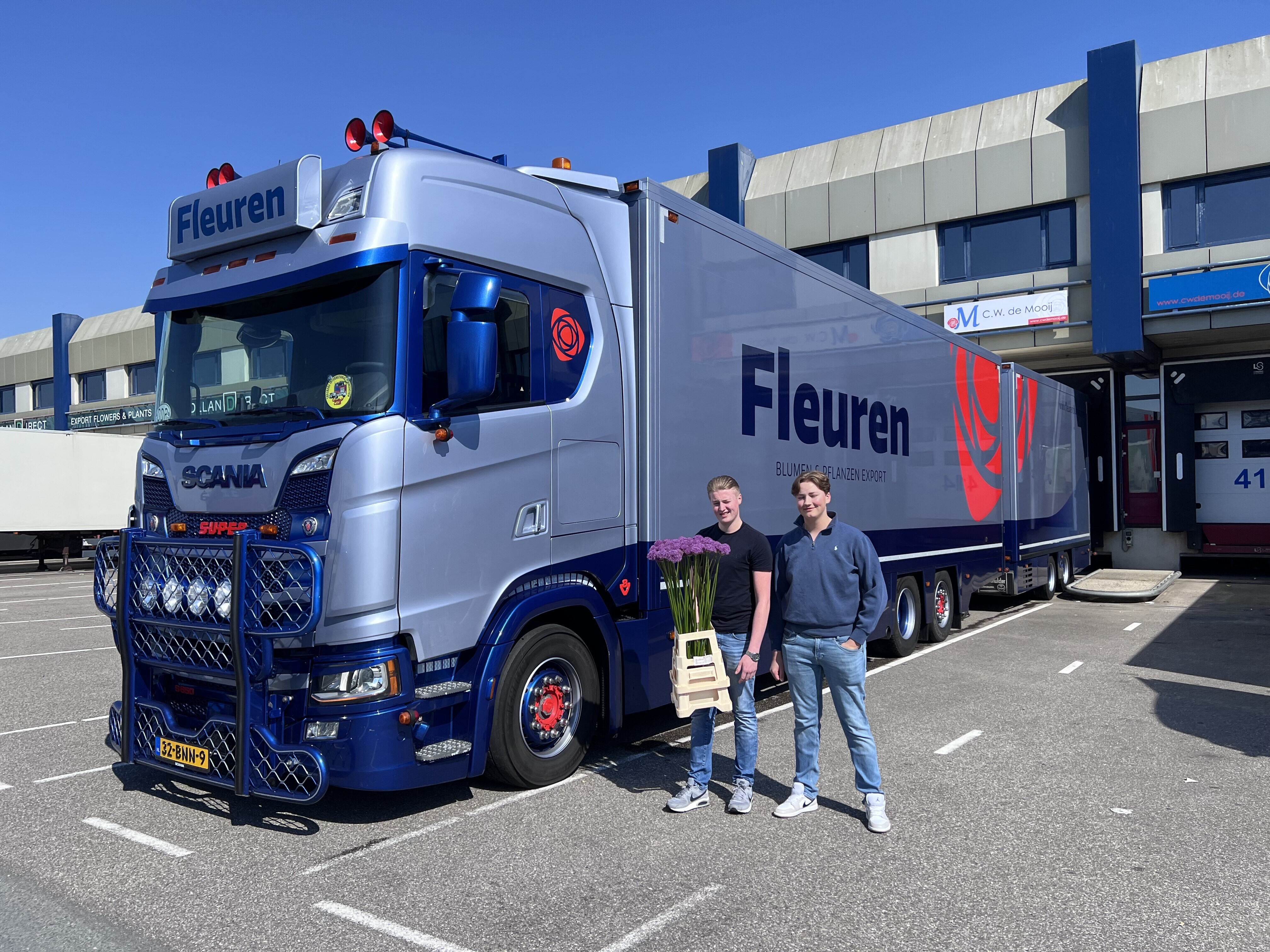Twan en Dinand bij de Fleuren vrachtwagen